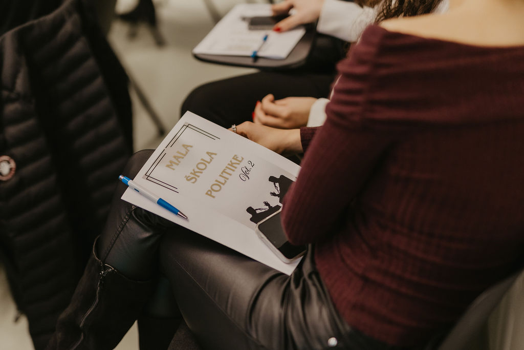 Mala škola politike vol.2 - Diskusija i edukacija